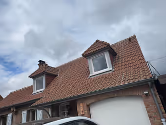 Maison en brique à lucarnes, toiture en tuiles encrassée avant nettoyage